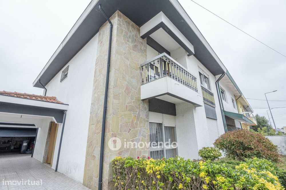 Moradia T4 com garagem, em Vila Nova da Telha, na Maia