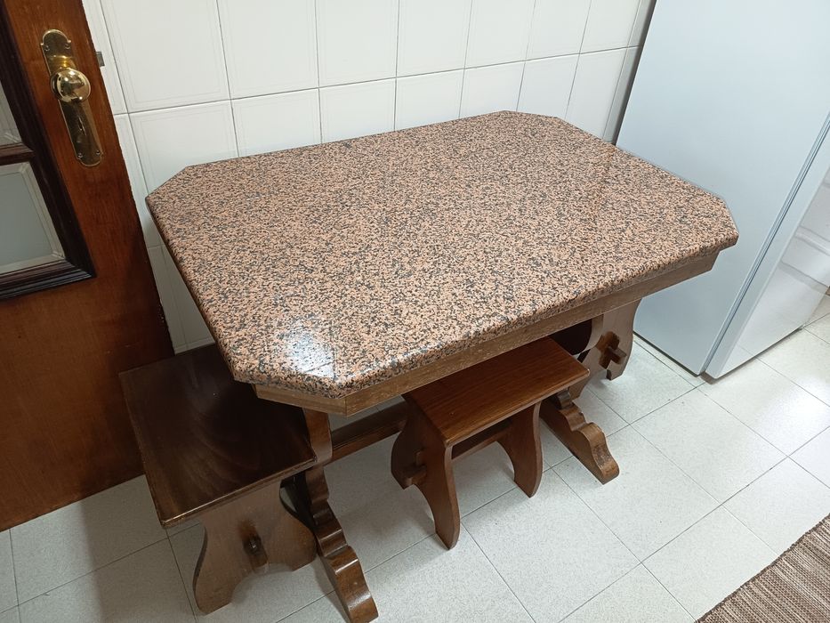 Mesa e bancos de cozinha