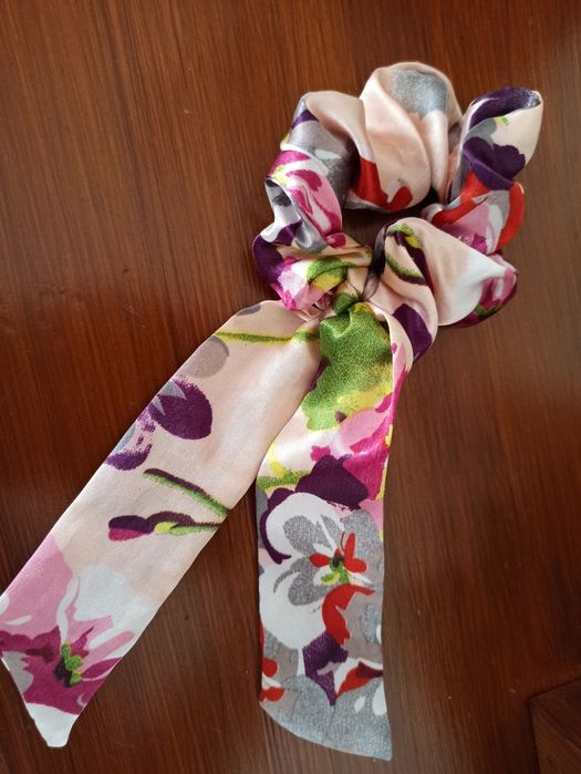 Scrunchie gumka satynowa z szarfą