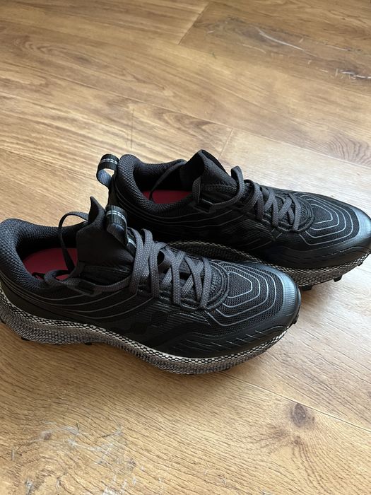 Продам  жіночі кросівки.Чорного кольору.Розмір 40 Маломіри.