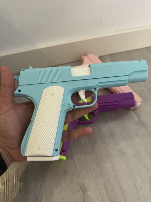 Arma de brincar estilo Colt
