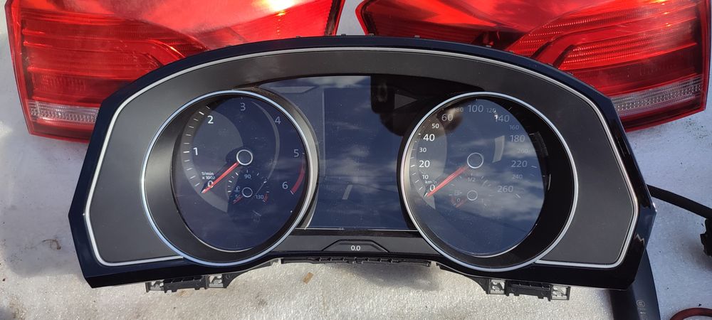 Панель приладів Passat B8