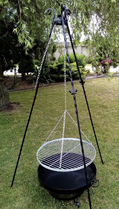 Grill ogrodowy trójnóg