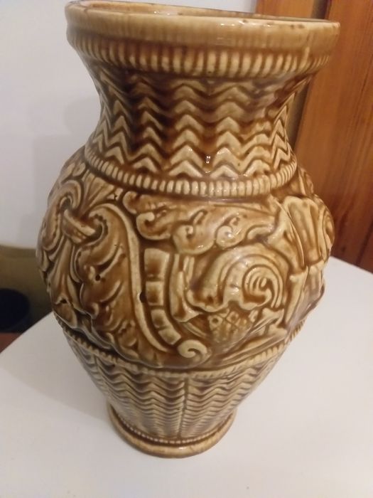 Duży,stary,ceramiczny wazon formie rzezby
