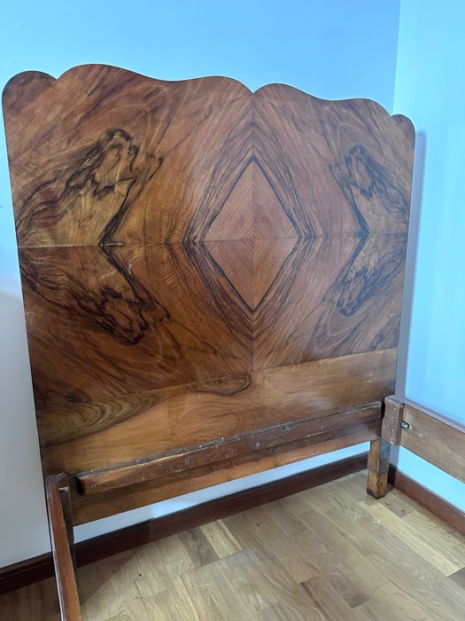 Cama solteiro. Estilo Art Noveau.