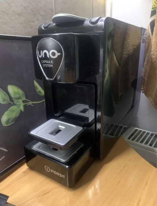 Кавомашина на капсули Uno Indesit