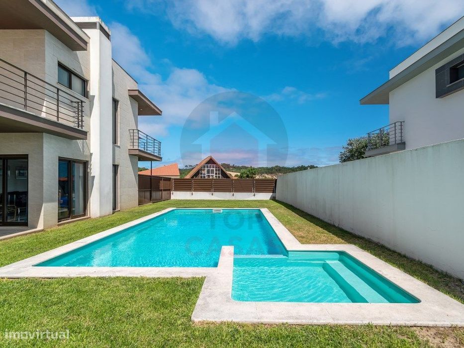 Moradia contemporânea com piscina privada em Salir do Porto