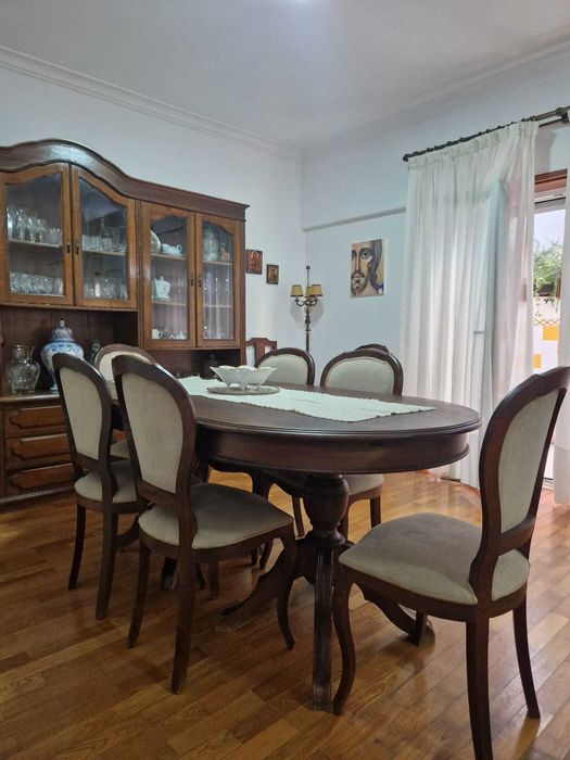 Conjunto de mesa de sala de jantar com seis cadeiras em tecido