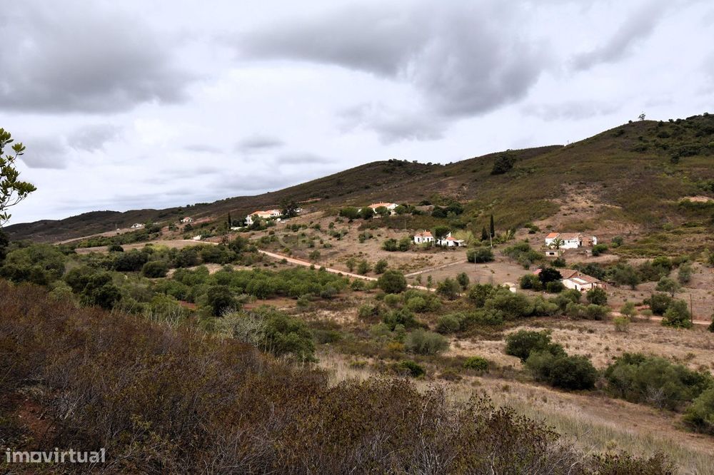 Terreno rústico com 4080 m2 em Vale Fuzeiros