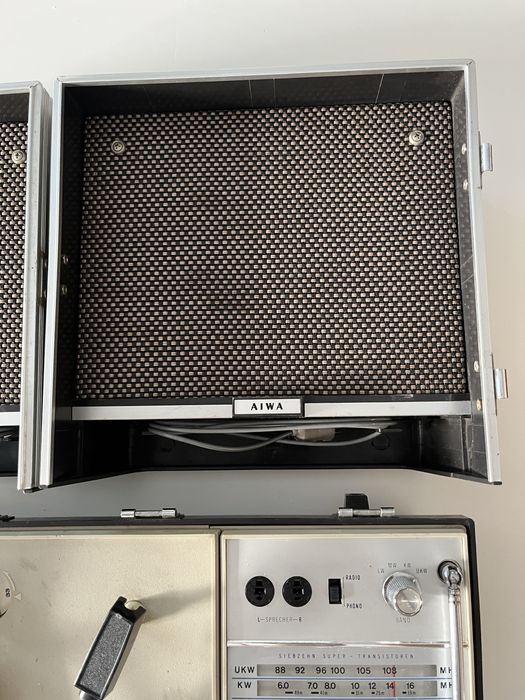 Vendo Gira Discos com Radio portátil Aiwa