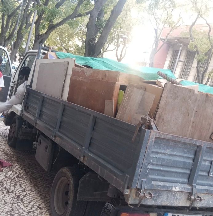 ENTULHO de OBRAS e LIXO recolhemos tudo em carrinhas e contentores