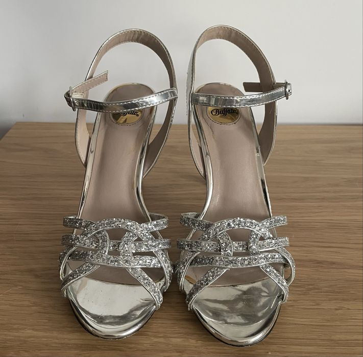 Sandały na obcasie Buffalo 38