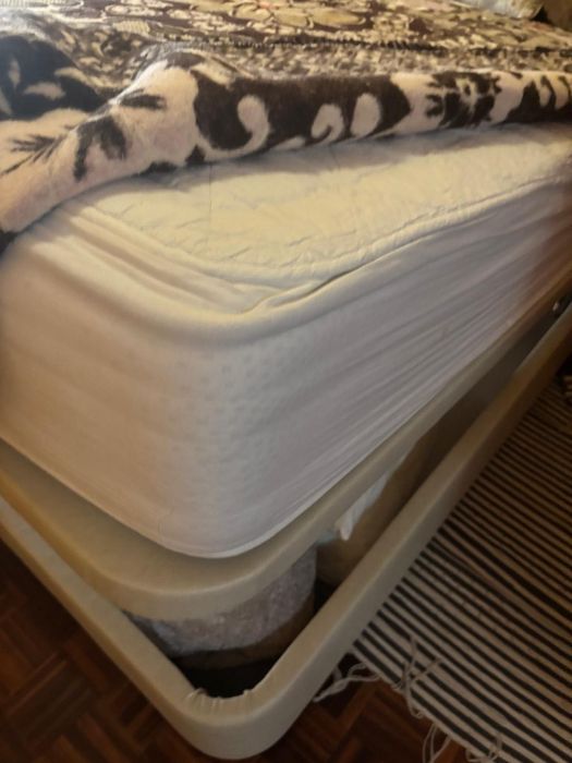 Cama de Casal Completa com Arrumação e Colchão – Excelente Estado