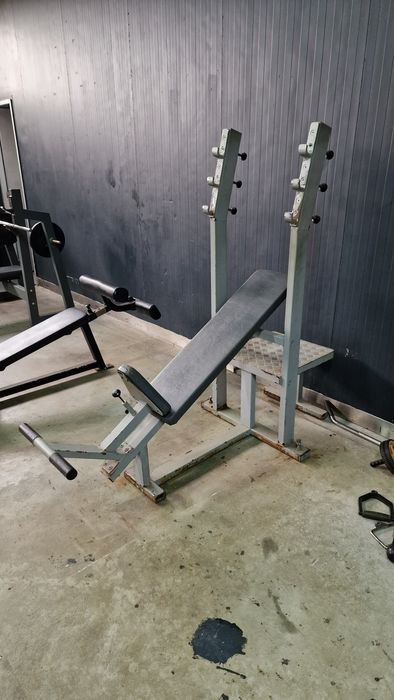 Banco supino inclinado