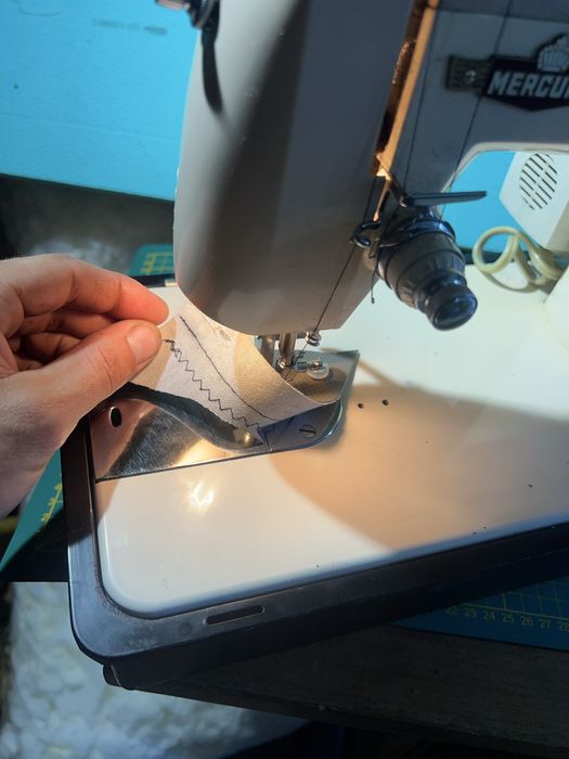 Maquina de custura a funcionar muito bem