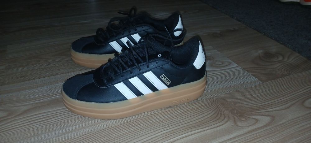 Adidasy 40 raz założone.
