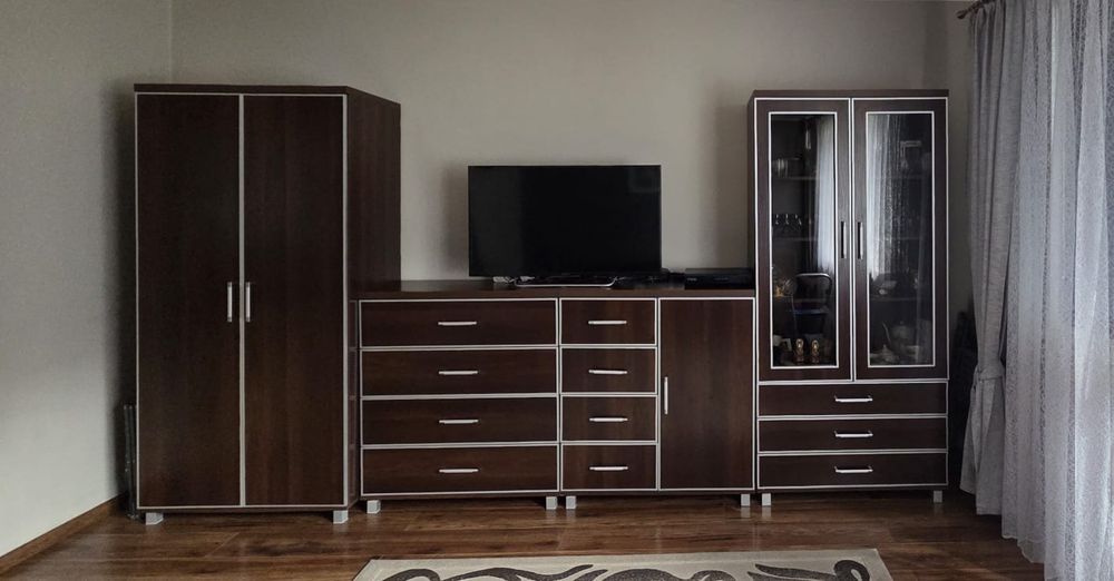 Zestaw mebli (szafa, komody, witryna)