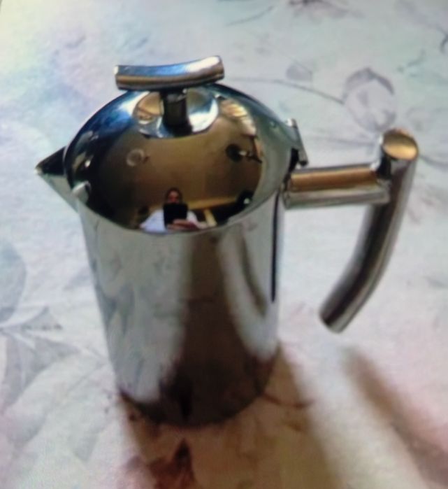 Jarra de café e chaleira em aço inox