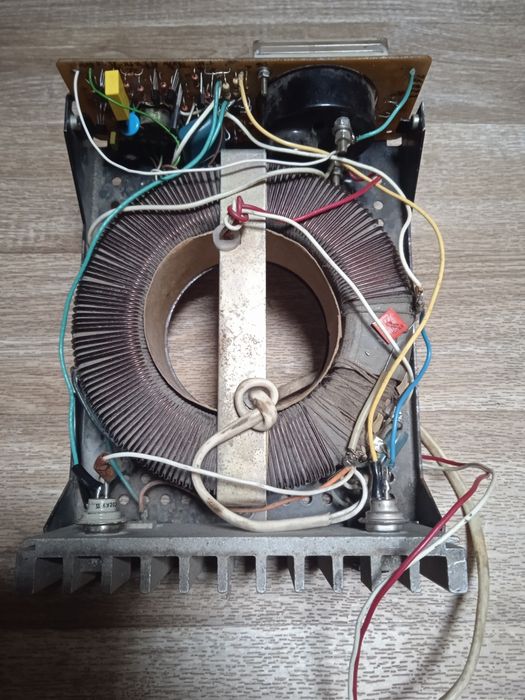 Prostownik rosyjski Elektronika 6V/12V 6,3 A automatyczny