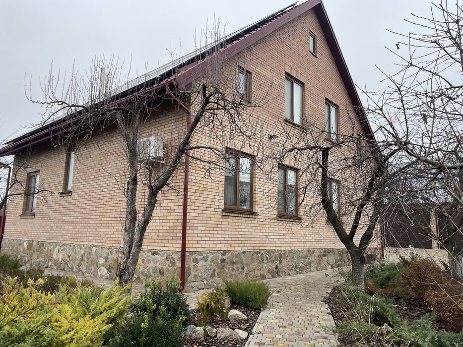 Продається будинок з власним озером!