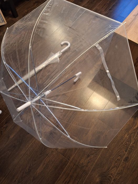 Dwa przezroczyste parasole
