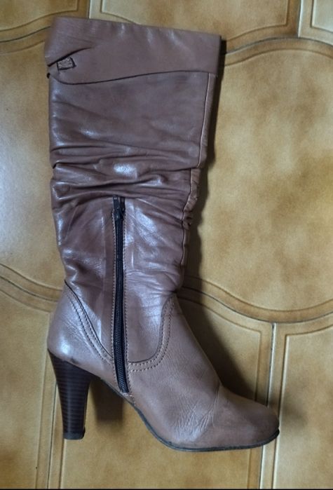 Botas de salto e cano alto