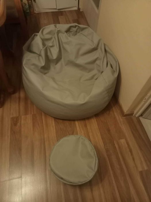 Szara pufa typu worek + podnóżek – wygodna i stylowa