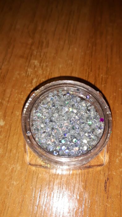 Стразы и голография для маникюра и педикюра