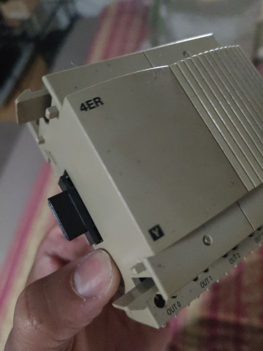 PLC Omron com módulo de saídas.