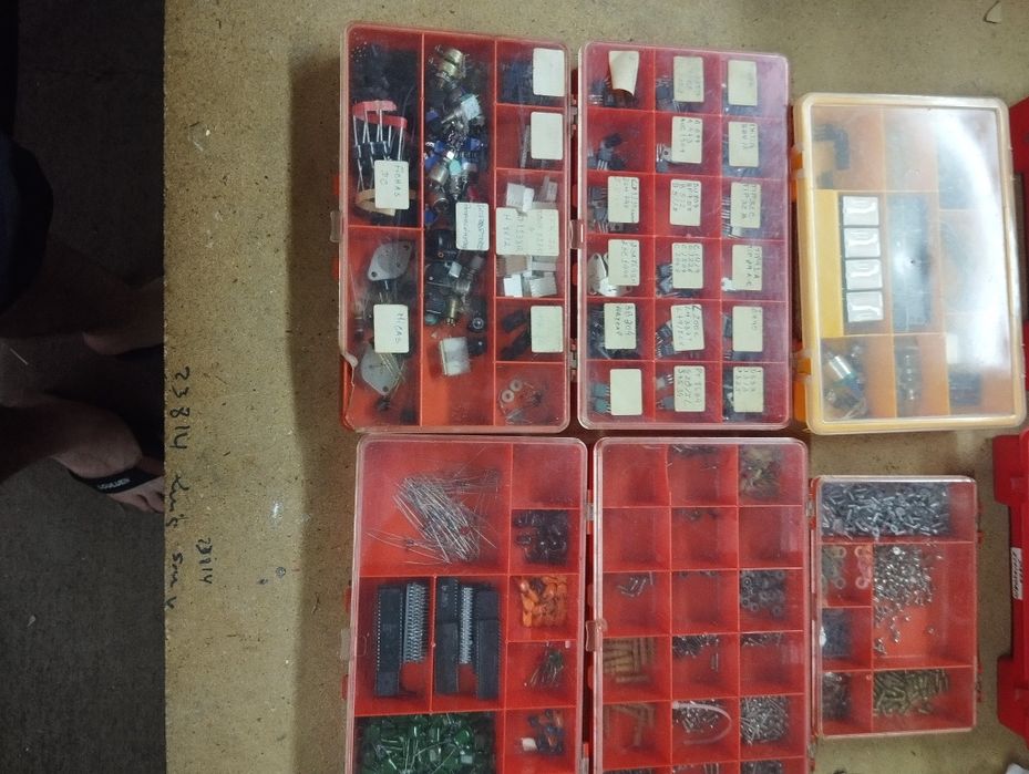 49 boxes with electronic components424590410012446722