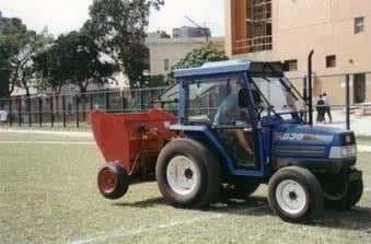Redexim Piaskarka Rink Wiedenmann Topdresser Napowietrzanie TURFCO Aerator John Deere samozaładowcza piaskarka Top dresser Piaskarki sisis Toro