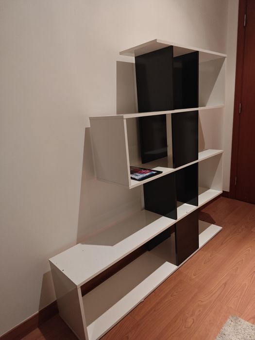 Estante modelar preta e branca