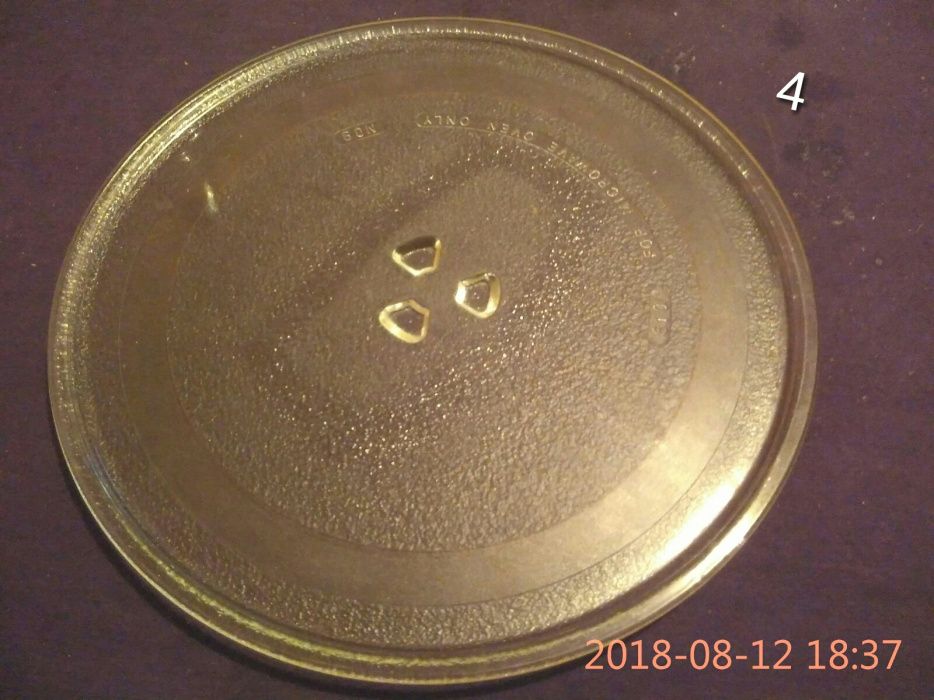 Pratos de microondas e algumas peças k fazem girar os pratos