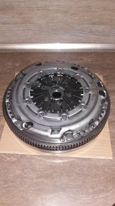 Комплект зчеплення + демпфер VW Passat Touran Golf Jetta маховик