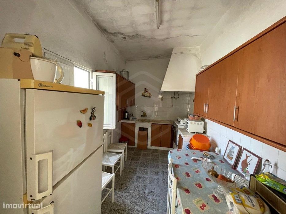 Propriedade de utilização mista, destinada a habitação e comércio, ...