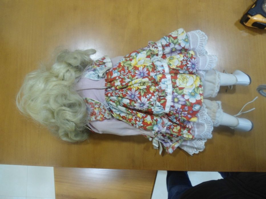 boneca antiga em porcelana,