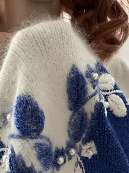 Zjawiskowy sweter ze zdobienie angora haft biały niebieski xl