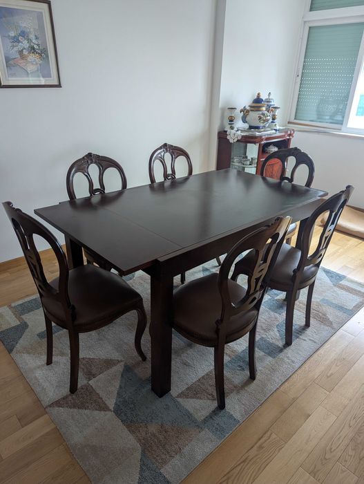 Mesa de jantar e 6 cadeiras em pele
