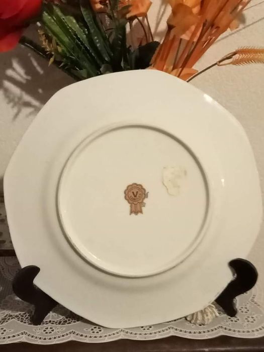 Belo prato e dois pires de porcelana