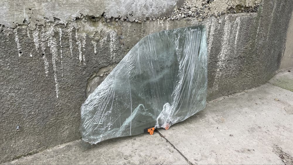 Переднее левое стекло Nissan Terrano II водительское стекло Терано 2