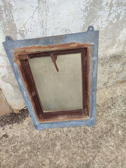 Duas janelas ou clarabóias de telhado