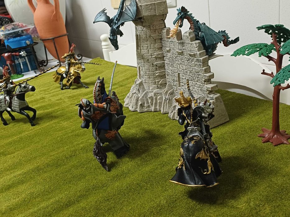 Muralha com 2 dragões  e 4 cavaleiros medievais e árvore