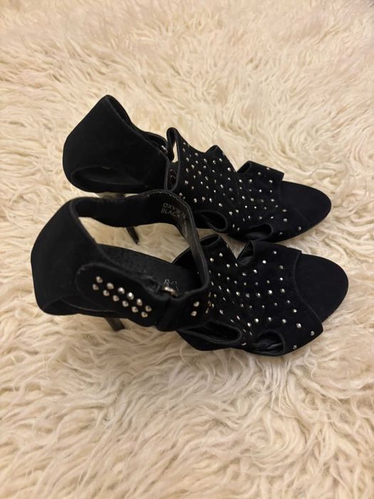 Czarne błyszczące szpilki