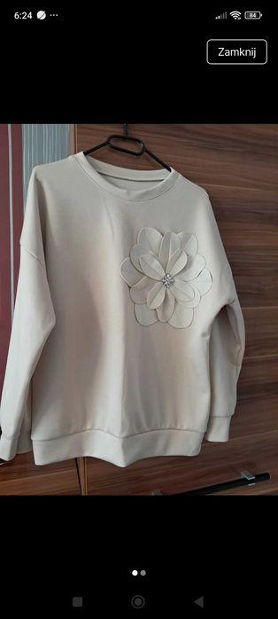 Masełkowa bluza z kwiatem