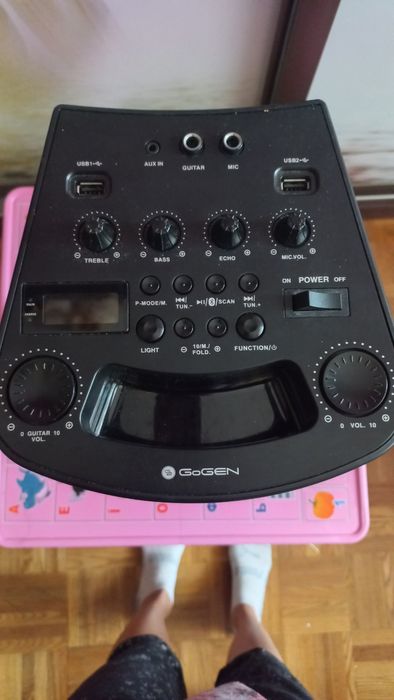 Музична колонка з мікрофоном