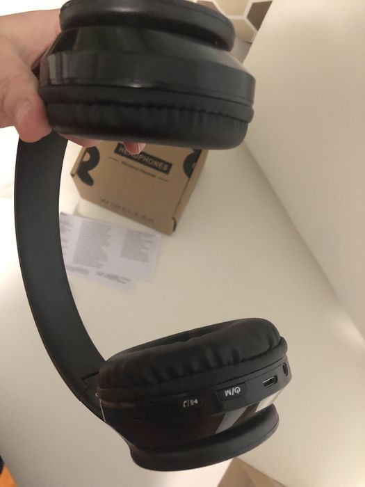 Нові бездротові навушники чорні складні