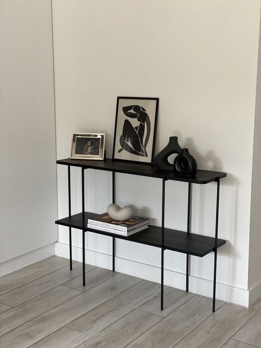 Konsola z podwójnym blatem  z metalowymi nogami.