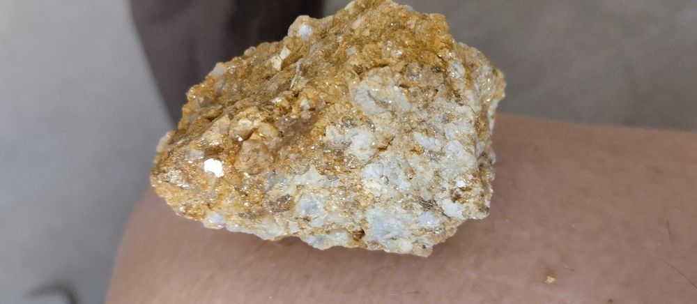 Pedra que penso conter minerais preciosos