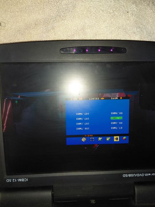 Monitor sufitowy z odtwarzaczem DVD