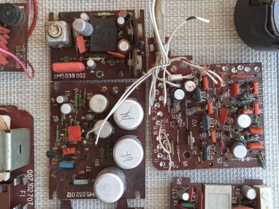 Плати, радіодеталі, радіолом